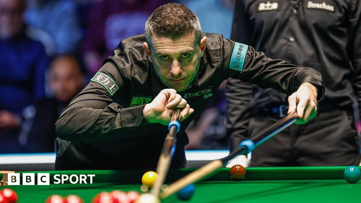 Tony Jacklin lifts the Ryder Cup in 1975