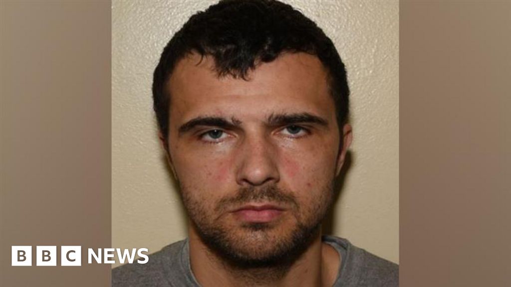 Killer gets 45 years for prison officer 'execution'