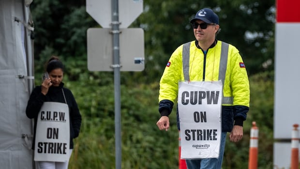 Jobs minister urges Canada Post to send new offer to striking union