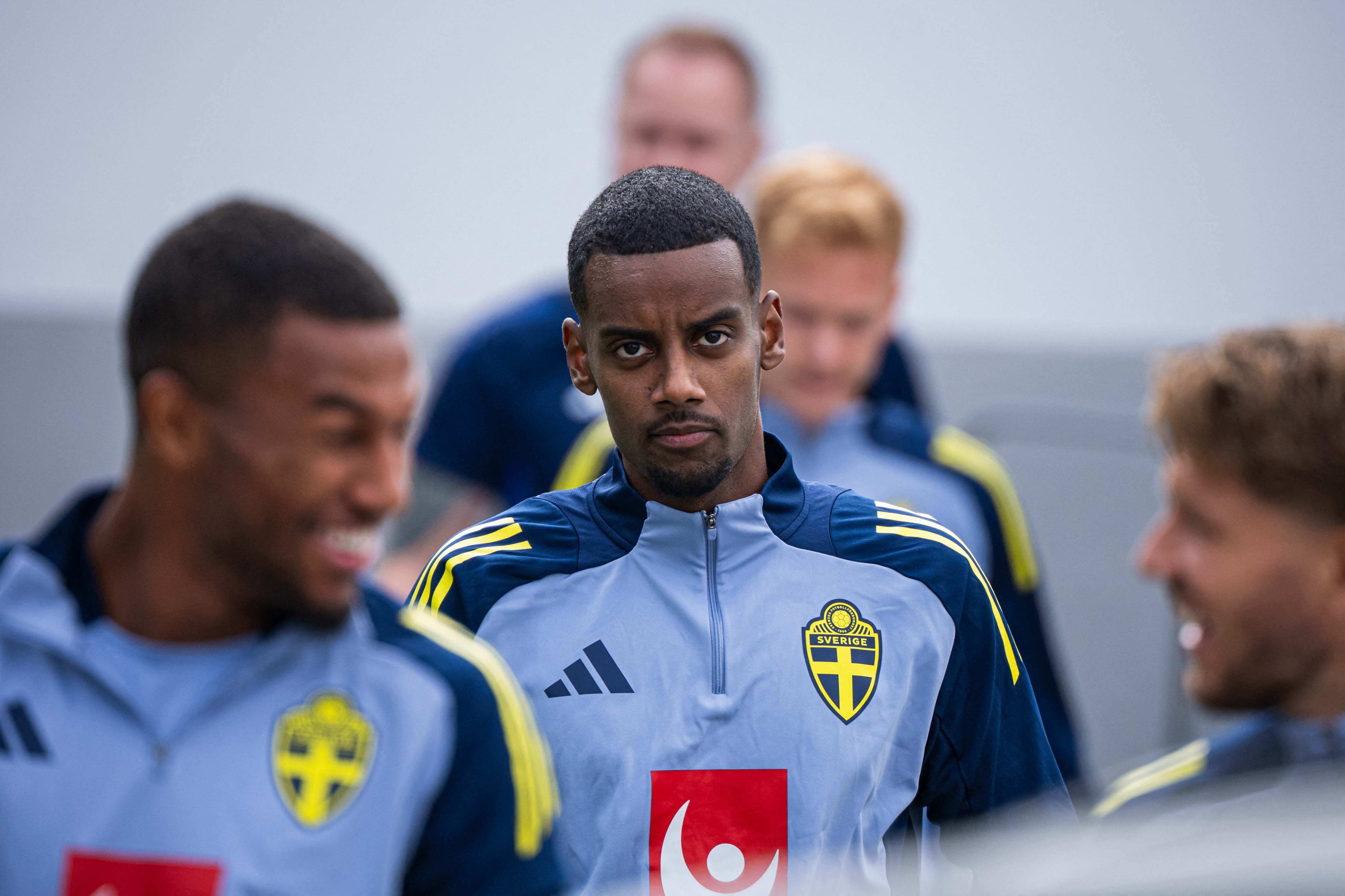 Swedish football player Alexander Isak (C) arrives to attend a training session with Sweden's national team in Bos&Atilde;&para;n in Liding&Atilde;&para; on the outskirts of Stockholm, Sweden, on September 2, 2025. Record spending of &Acirc;&pound;3 billion ($4 billion) during the summer transfer window further cements the Premier League as the "most competitive in world football", according to financial experts Deloitte. The window closed in dramatic style late on Monday, September 1, 2025, when Liverpool announced the British record &Acirc;&pound;125 million signing of Newcastle striker Alexander Isak after a day of big moves. (Photo by Jonathan NACKSTRAND / AFP)