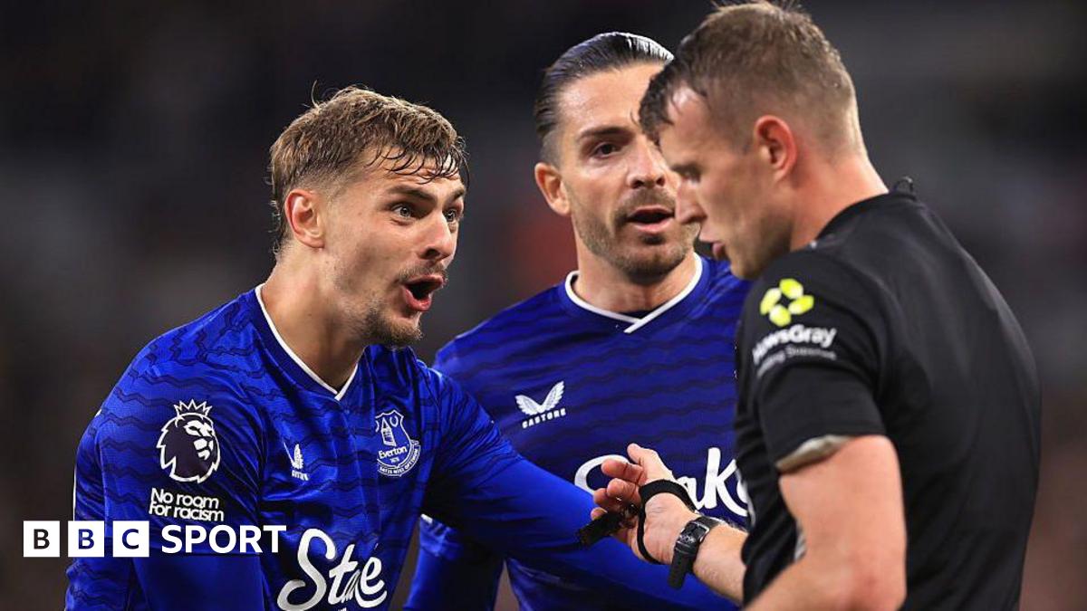 Kiernan Dewsbury-Hall argues with referee Samuel Barrott