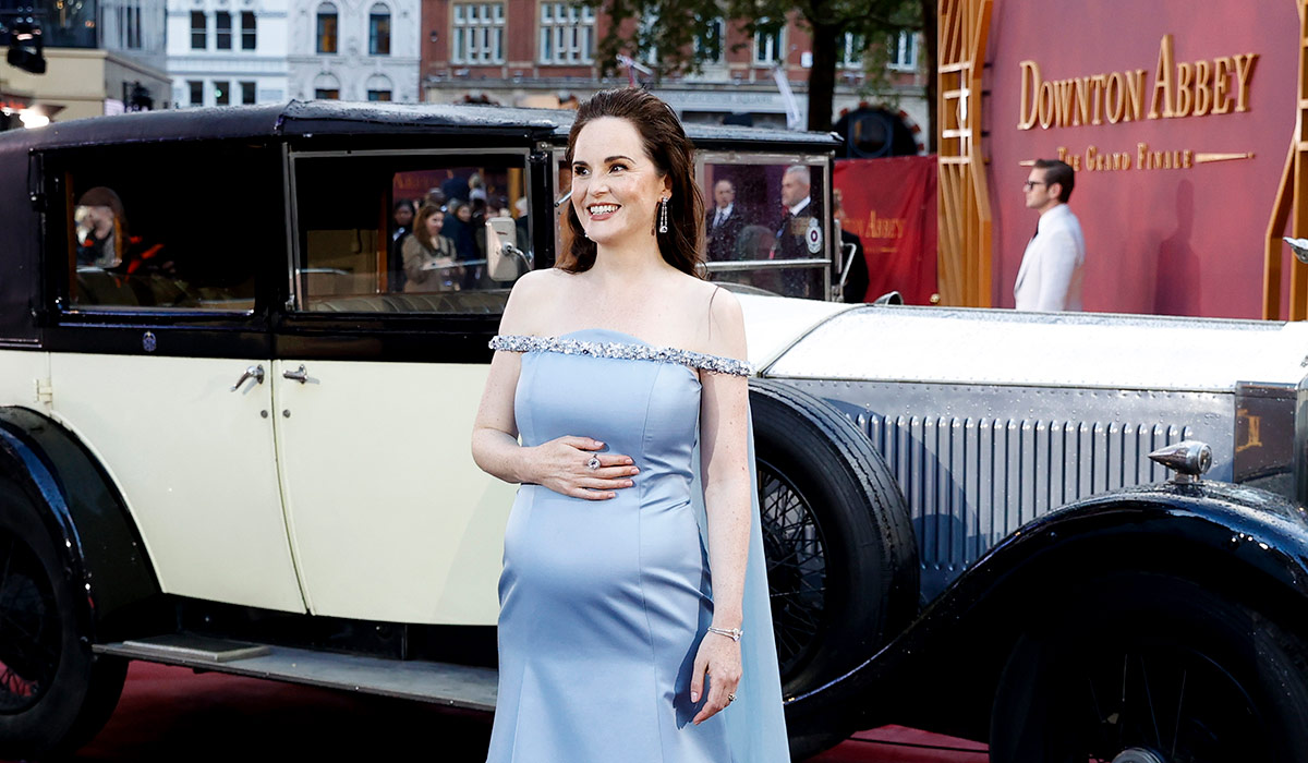 Michelle Dockery debuts bump at Downton Abbey premiere