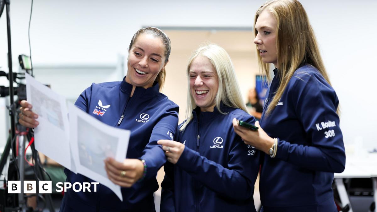 Jodie Burrage, Sonay Kartal and Katie Boulter look at a picture