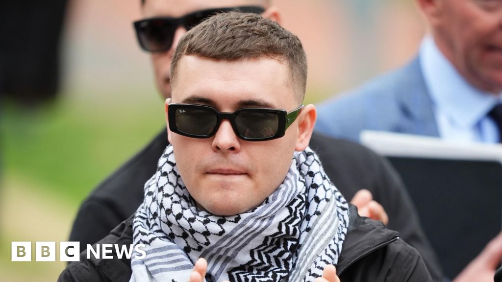 Kneecap rapper's terror case thrown out