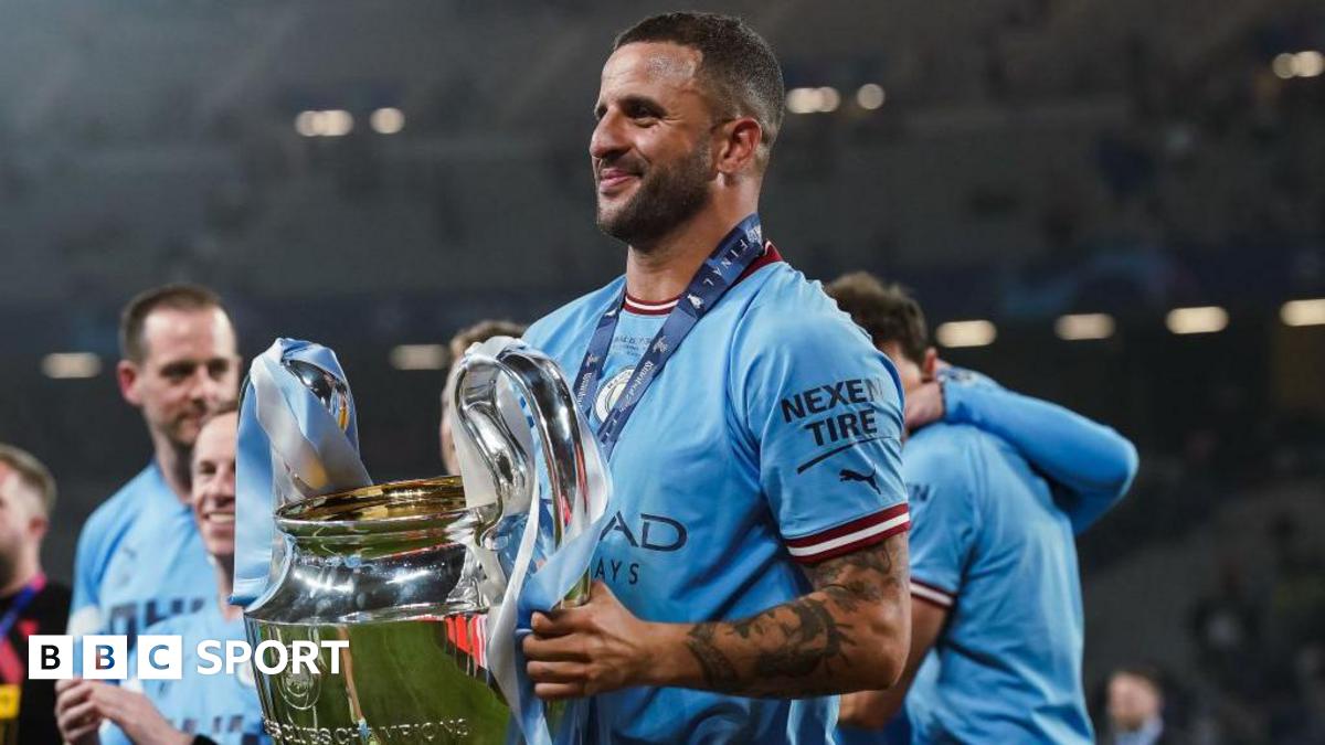 Tony Jacklin lifts the Ryder Cup in 1975