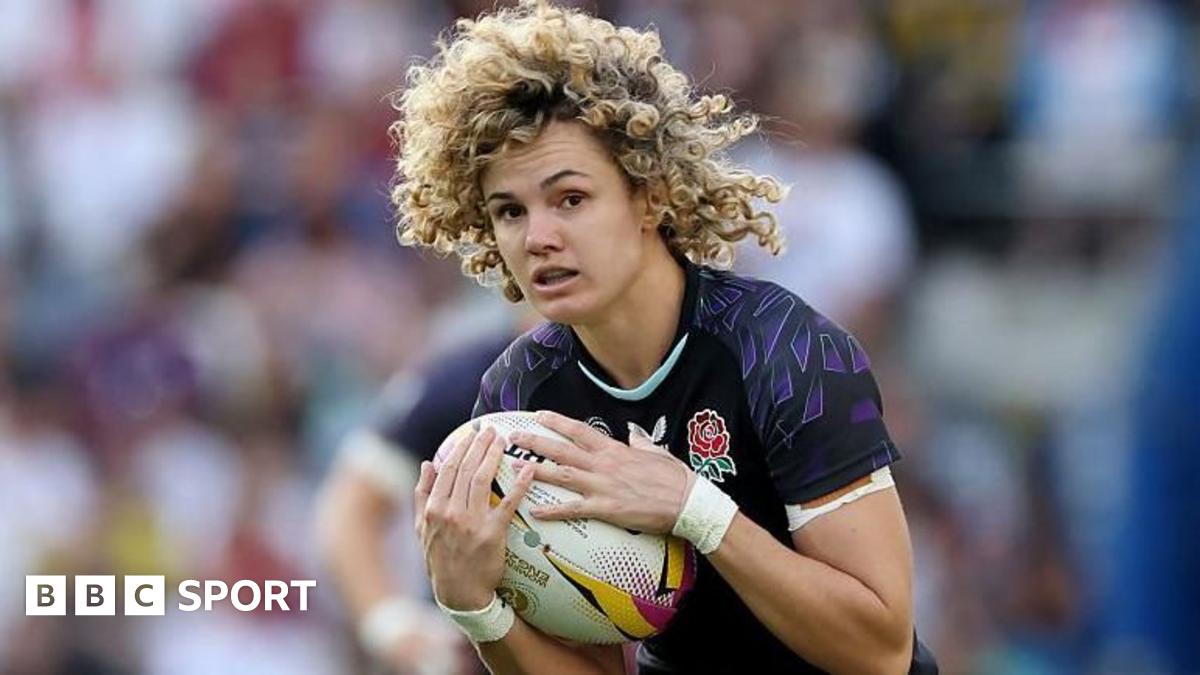 Ellie Kildunne carrying the ball against Australia