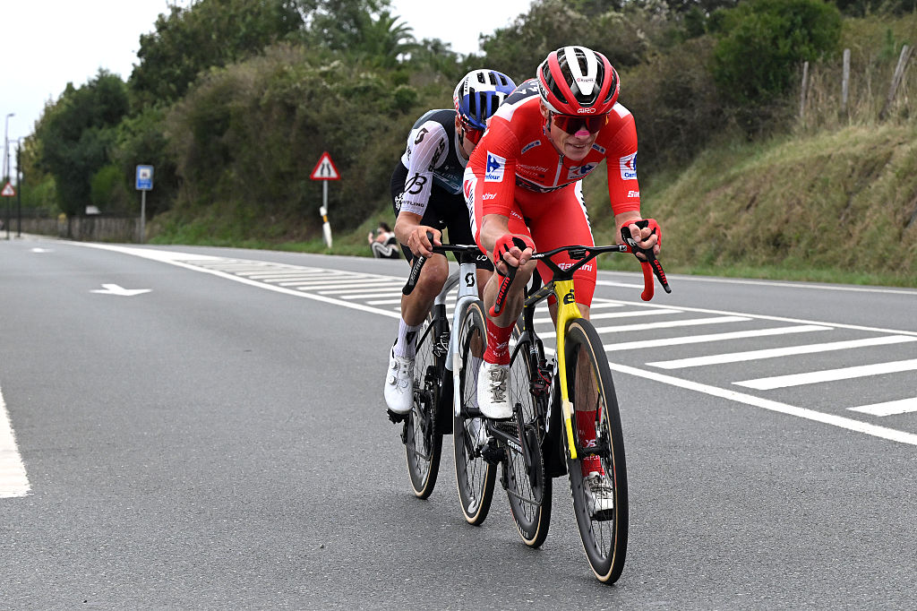 BILBAO, SPAIN - SEPTEMBER 03: (L-R) Jonas Vingegaard of Denmark and Team Visma | Lease a Bike - Red Leader Jersey and Thomas Pidcock of Great Britain and Team Q36.5 Pro Cycling compete in the breakaway during the La Vuelta - 80th Tour of Spain 2025, Stage 11 a 157.4km stage from Bilbao to Bilbao / Due to incidents at the finish line, the official times for the GC were taken at 3km from the finish line, there was no stage winner / #UCIWT / on September 03, 2025 in Bilbao, Spain. (Photo by Dario Belingheri/Getty Images)