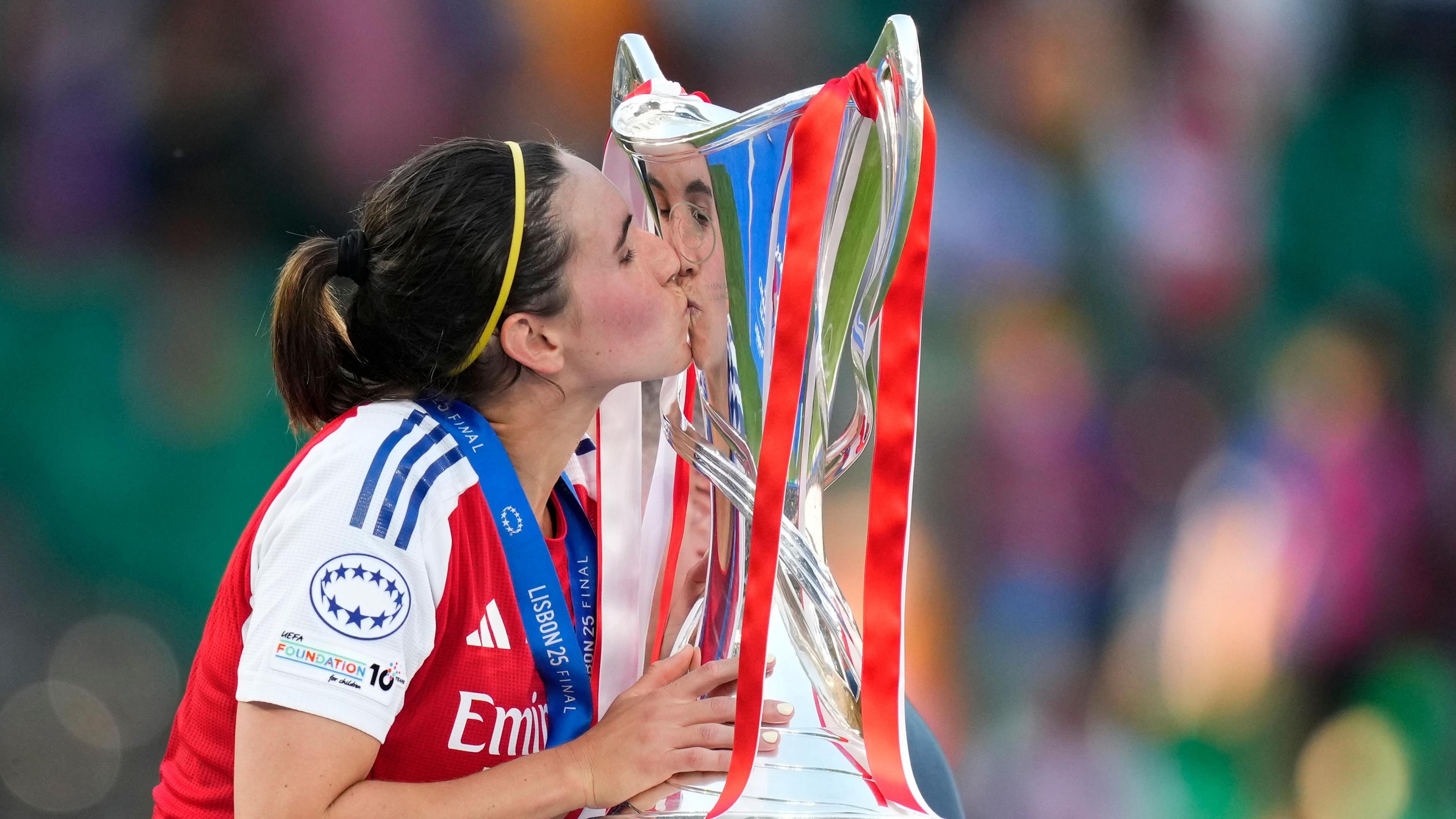 Mariona Caldentey kisses the trophy after winning the Women's Champions League with Arsenal