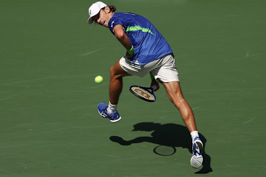 De Minaur pulled out all his tricks, including a spectacular ’tweener, to stay in the contest.