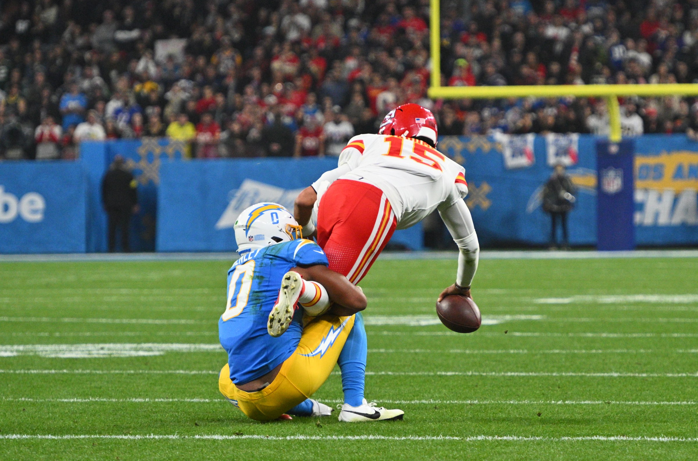 SAO PAULO, BRAZIL - SEPTEMBER 5: Kansas City Chiefs quarterback Patrick Mahomes #15 is tackled by Los Angeles Chargers linebacker Daiyan Henley #0 during to the NFL game between Los Angeles Chargers and Kansas City Chiefs on September 5, 2025, at Corinthians Arena in Sao Paulo, Brazil. (Photo by Leandro Bernardes/PxImages/Icon Sportswire via Getty Images)