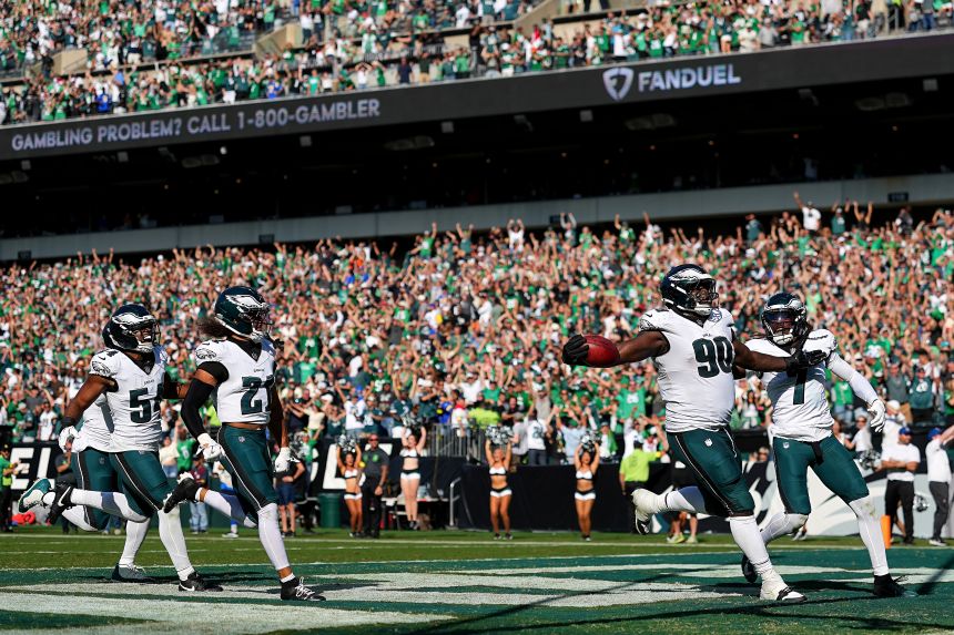 Davis (No. 90) scored a dramatic late touchdown to seal the Eagles' thrilling comeback.