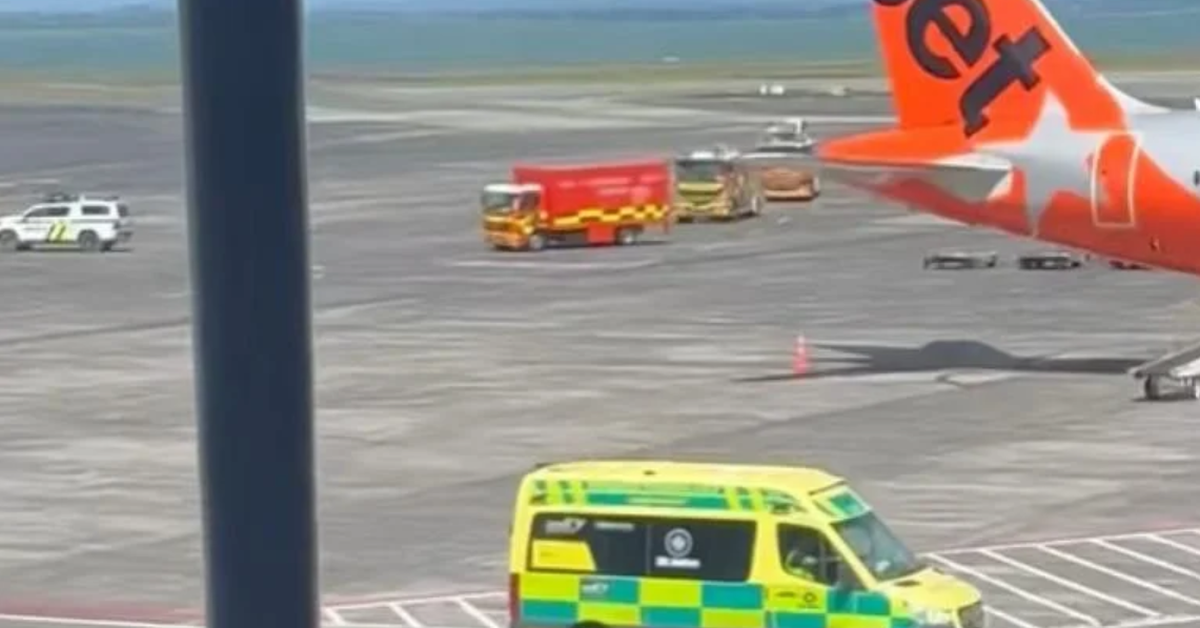 flight from Sydney to Auckland made mayday call after fire risk