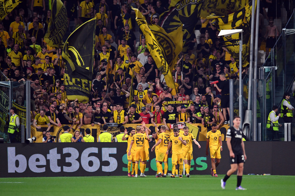 TURIN, ITALY - SEPTEMBER 16: Karim Adeyemi of Borussia Dortmund celebrates scoring his team's first goal with teammates during the UEFA Champions League 2025/26 League Phase MD1 match between Juventus and Borussia Dortmund at Juventus Stadium on September 16, 2025 in Turin, Italy. (Photo by Valerio Pennicino/Getty Images)