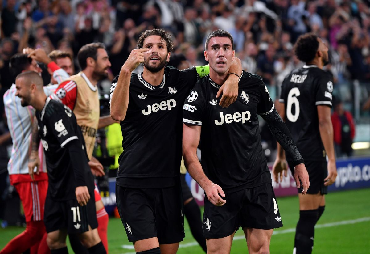 TURIN, ITALY - SEPTEMBER 16: Manuel Locatelli and Dusan Vlahovic of Juventus celebrates after Lloyd Kelly (not pictured) scores his team's fourth goal during the UEFA Champions League 2025/26 League Phase MD1 match between Juventus and Borussia Dortmund at Juventus Stadium on September 16, 2025 in Turin, Italy. (Photo by Valerio Pennicino/Getty Images)
