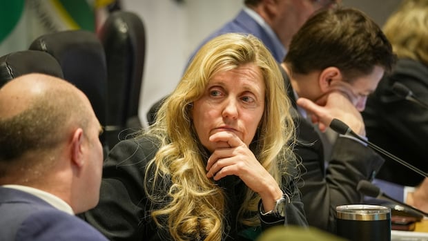 Council stands by city manager on 5-day office policy