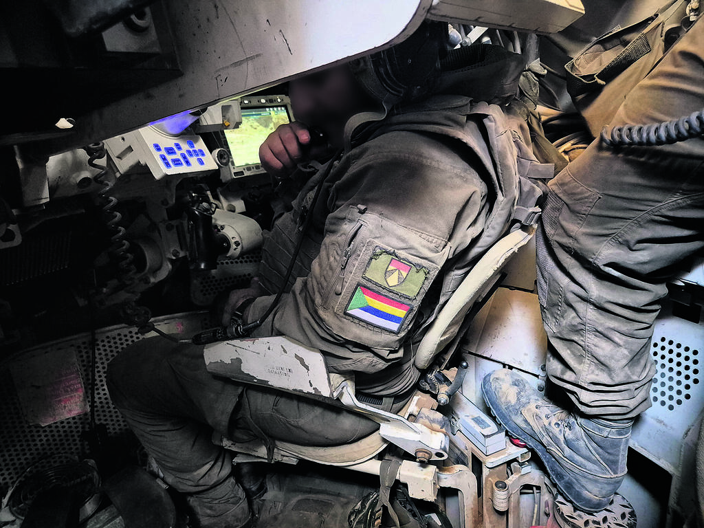 עומרי בתוך הטנק