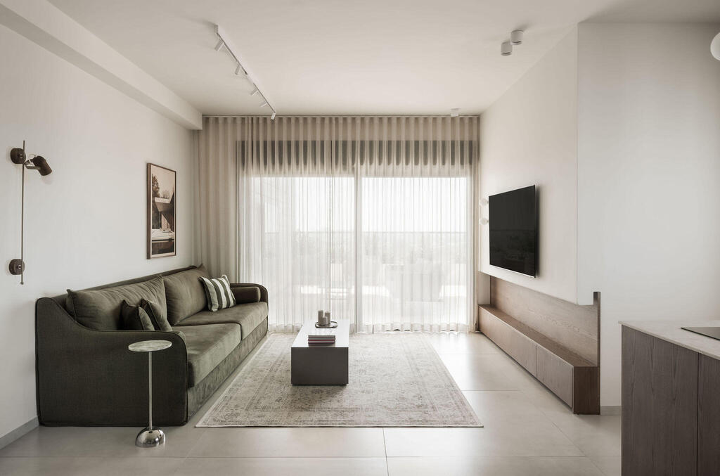 חלל ציבורי בגוונים חמים וביתיים שלא נראה כמו עוד דירה בשחור-לבן-אפור