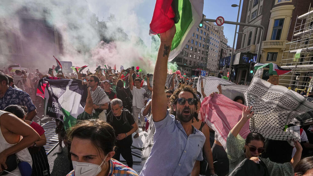 המפגינים מפוצצים את המרוץ