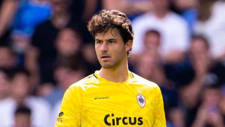 Manchester United are in talks to sign Royal Antwerp goalkeeper Senne Lammens