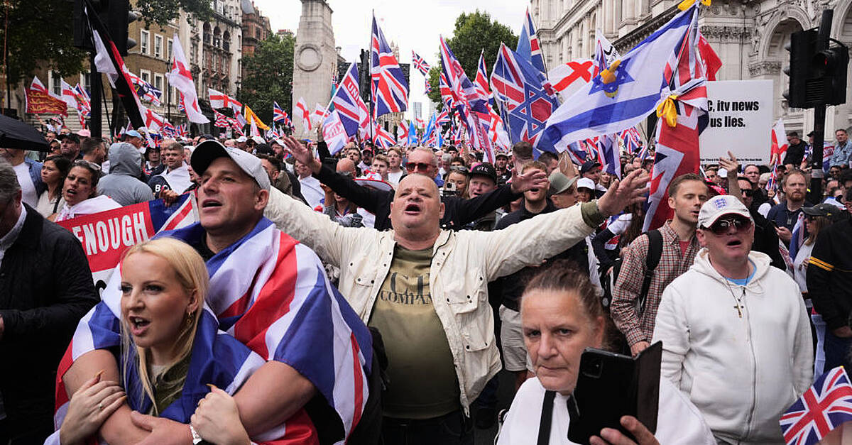 Tommy Robinson ‘free speech’ rally attracts more than 100,000 in London