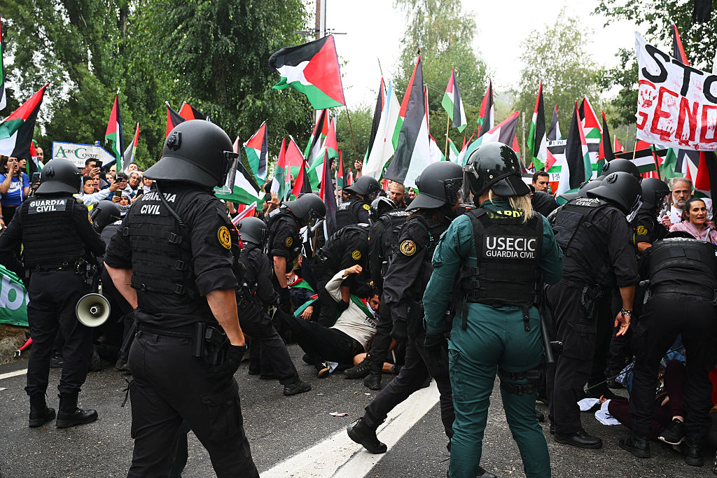 ASTRO DE ERVILLE, SPAIN - SEPTEMBER 09: Pro-Palestinian demonstrators are suppressed by the police during the La Vuelta - 80th Tour of Spain 2025, Stage 16 a 167.9km stage from Poio to Mos. Castro de Herville on September 09, 2025 in Castro de Erville, Spain. (Photo by Dario Belingheri/Getty Images)