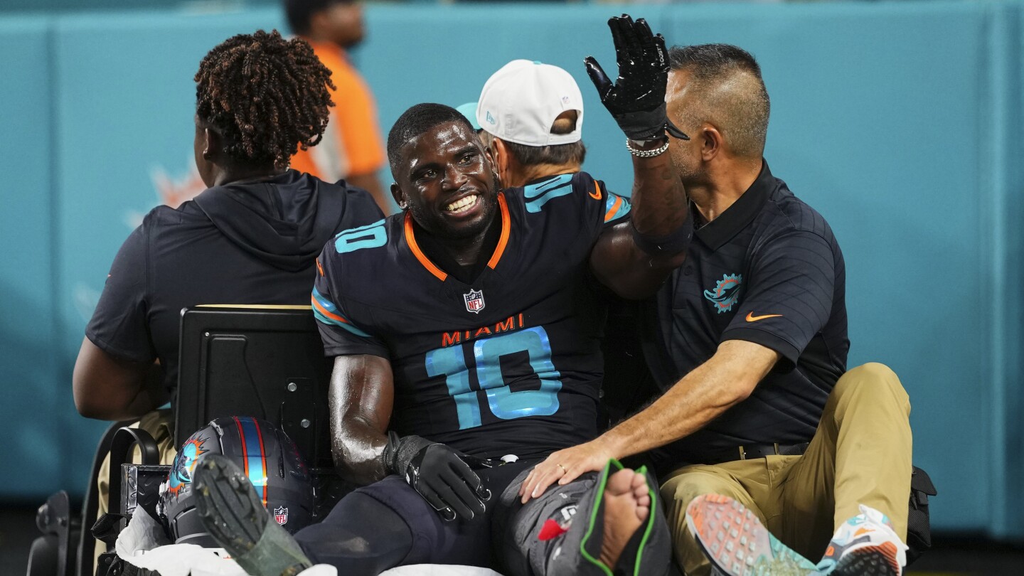 Mike McDaniel confirms Tyreek Hill dislocated his knee and is undergoing further testing