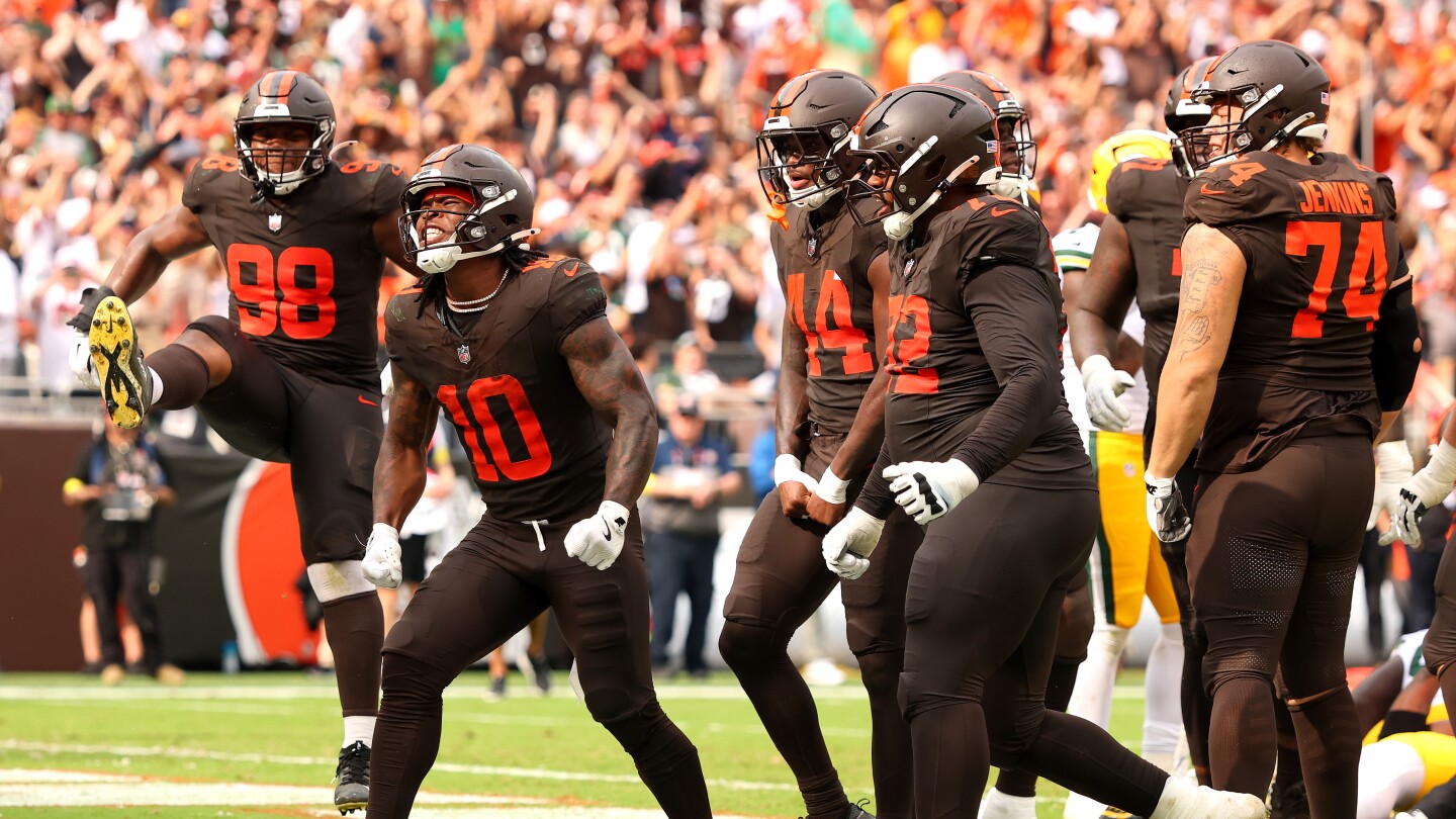 Browns score 13 in final four minutes, improbably beat Packers 13-10