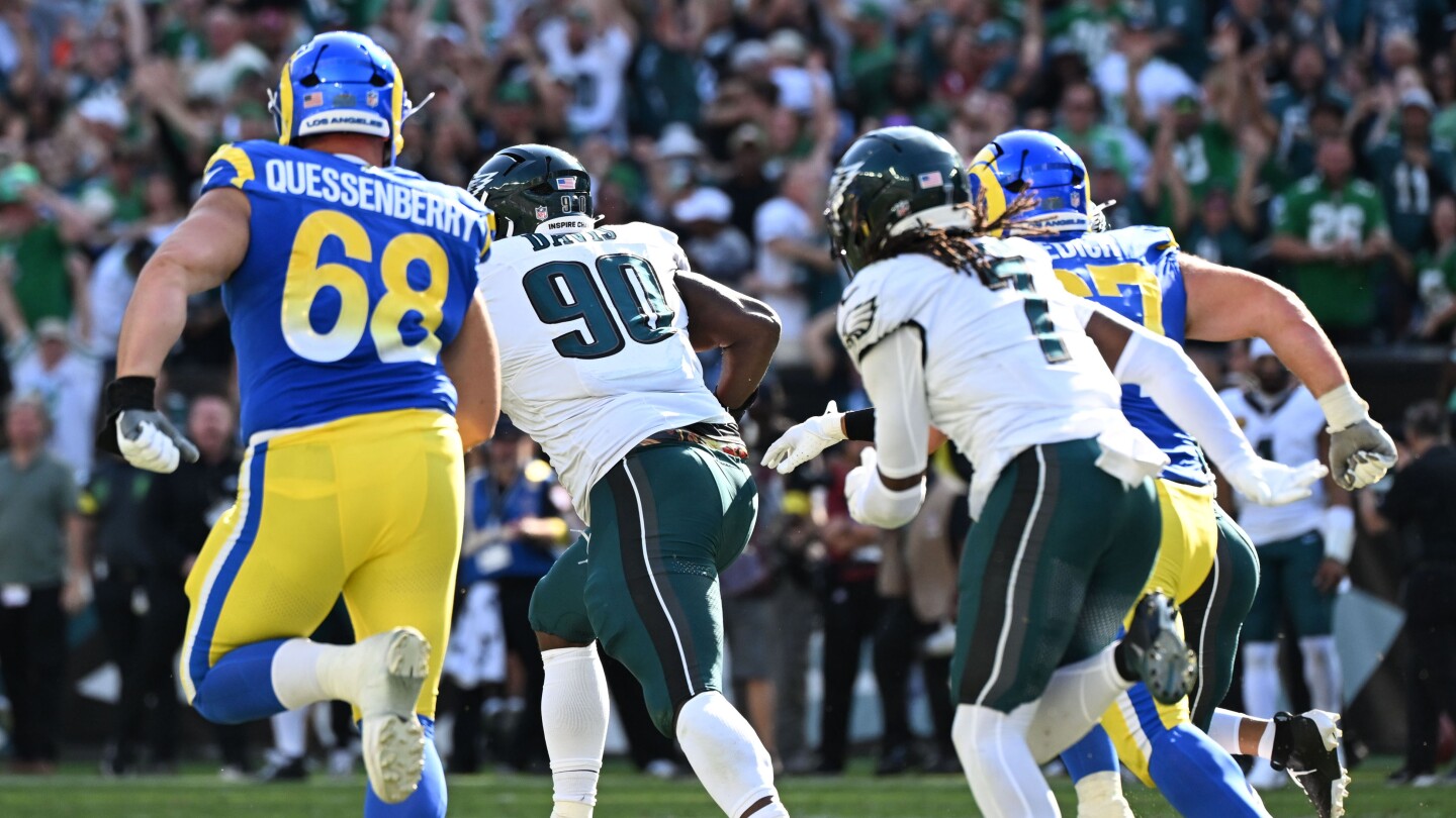 Eagles complete comeback with two blocked FGs, defeat Rams 33-26