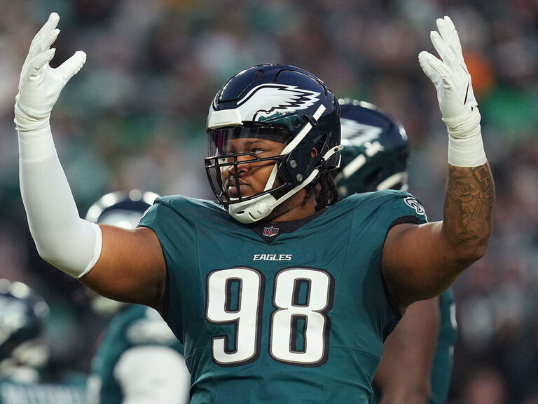 Eagles' Carter ejected before 1st play for spitting on Prescott