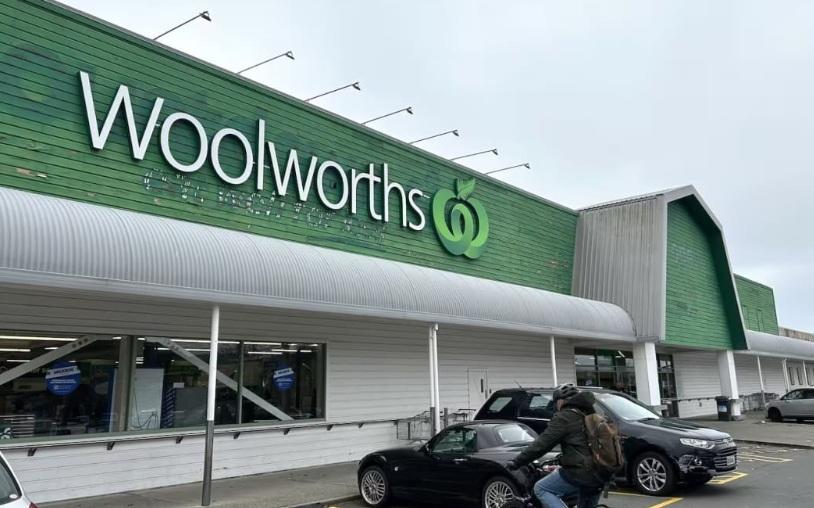 'Completely unacceptable': Supermarket manager attacked while restocking shelves