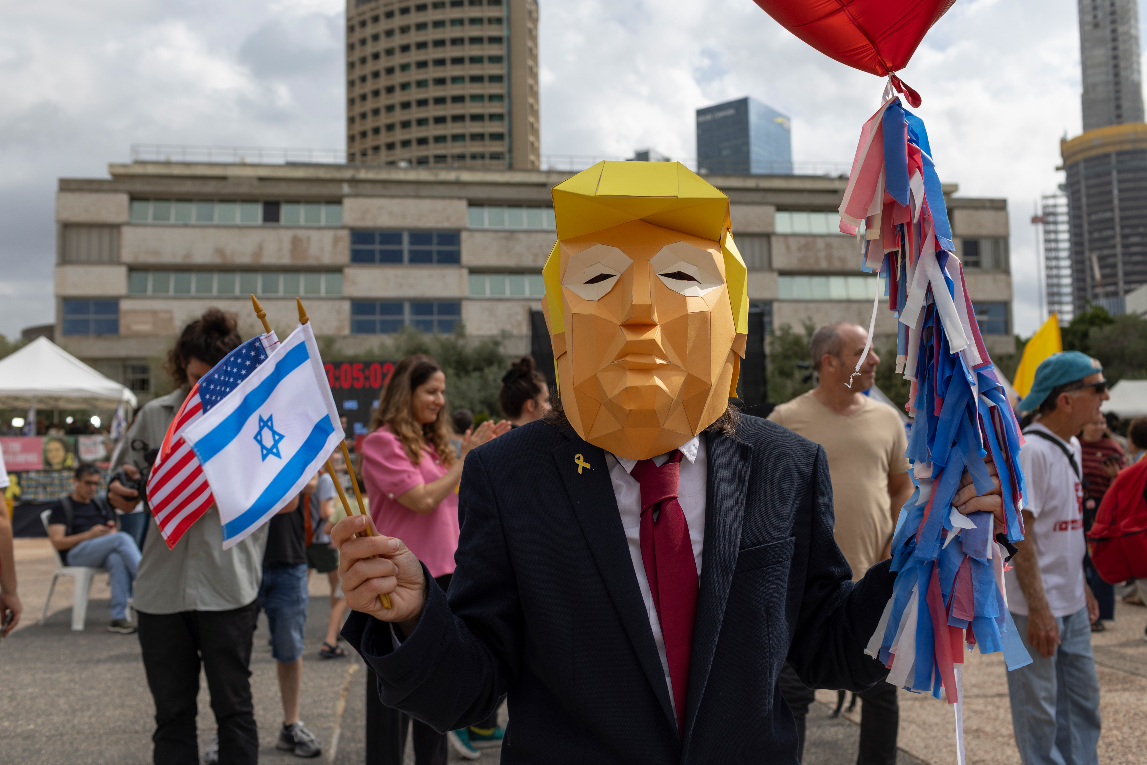 An Israeli in a Trump mask celebrates the Israel-Hamas deal.