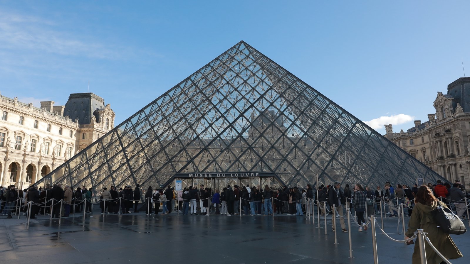 Louvre Museum in Paris closes after break-in