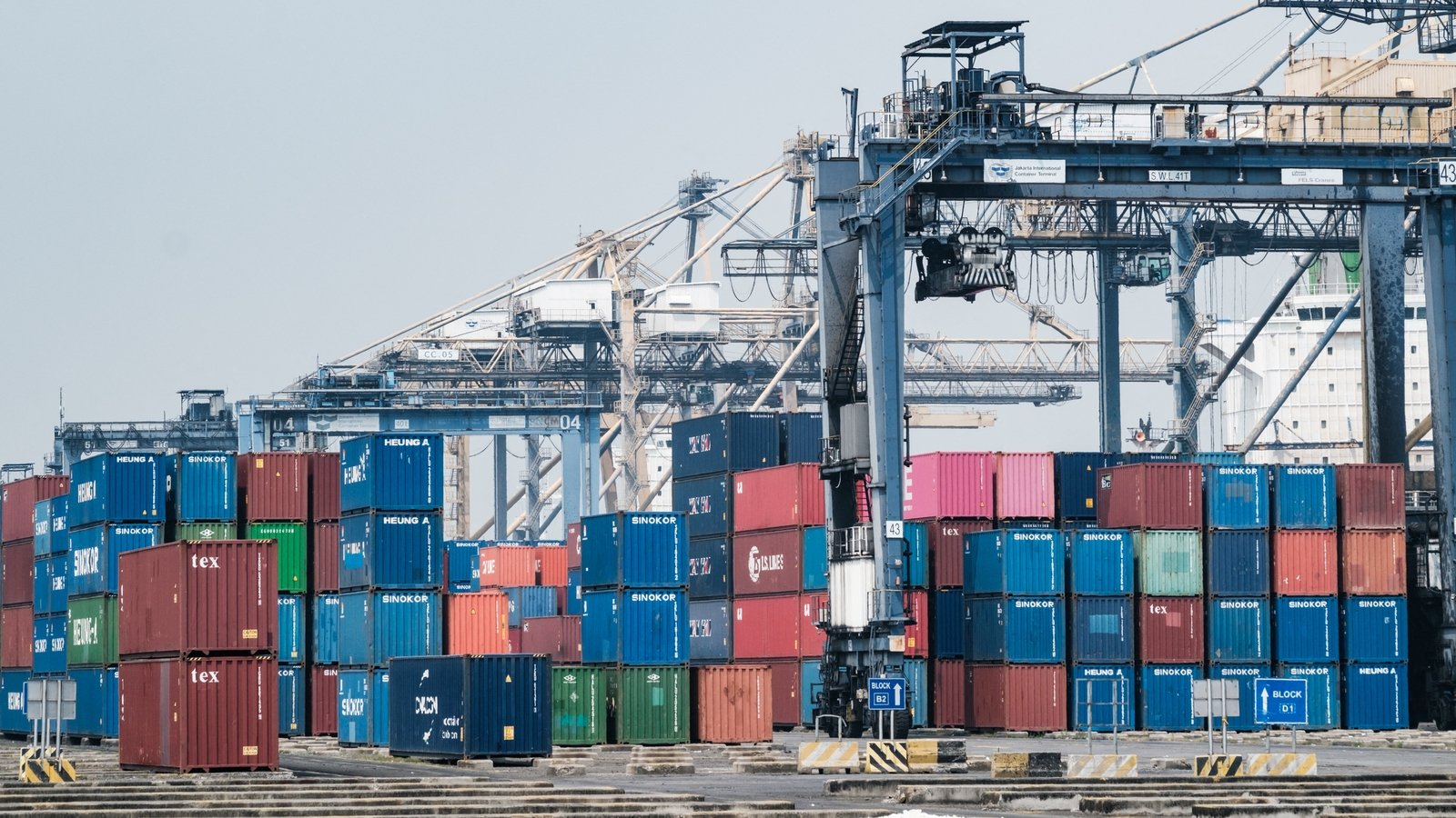 War, Chinese trade curbs threaten world economy