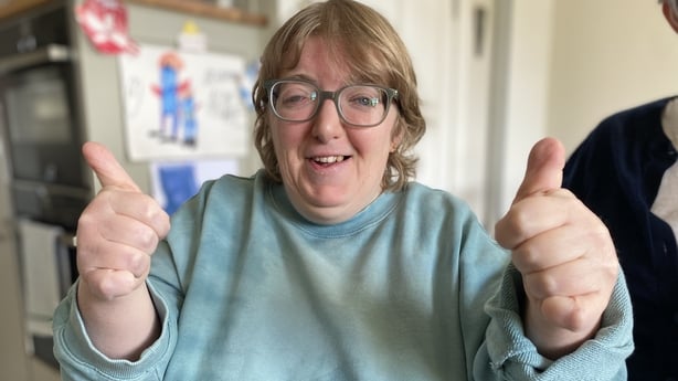 Aoife Murray holding both of her thumbs up