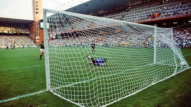 25 June 1990; Tony Cascarino of Republic of Ireland scores his side's fourth penalty during the penalty shoot out during the FIFA World Cup 1990 Round of 16 match between Republic of Ireland and Romania at the Stadio Luigi Ferraris in Genoa, Italy. Photo by Ray McManus/Sportsfile