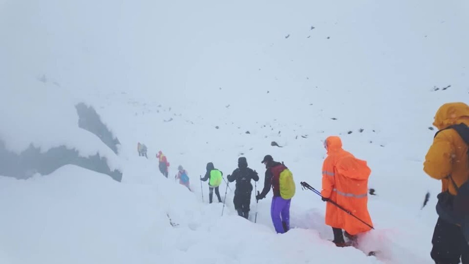 Hundreds of hikers escape from blizzard-struck Everest