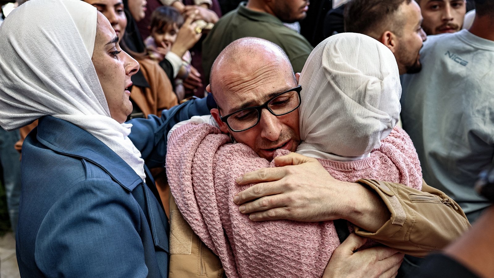 Palestinians freed from Israeli jails return home