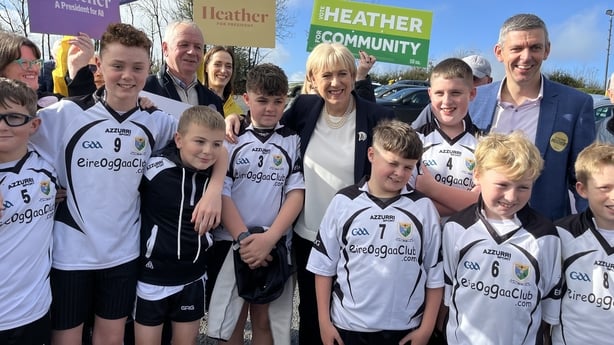 Heather Humphreys meeting people in Athlone today