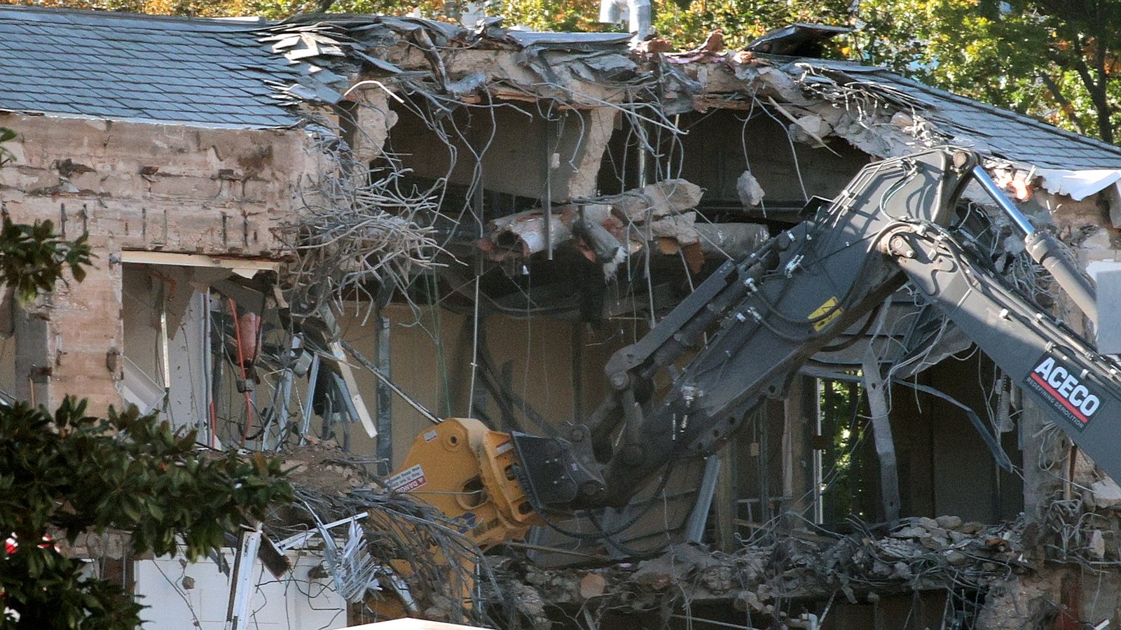 Demolition begins at White House for new ballroom
