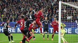 FRANKFURT AM MAIN, GERMANY - OCTOBER 22: Virgil van Dijk of Liverpool scores his team's second goal past Michael Zetterer of Eintracht Frankfurt during the UEFA Champions League 2025/26 League Phase MD3 match between Eintracht Frankfurt and Liverpool FC a