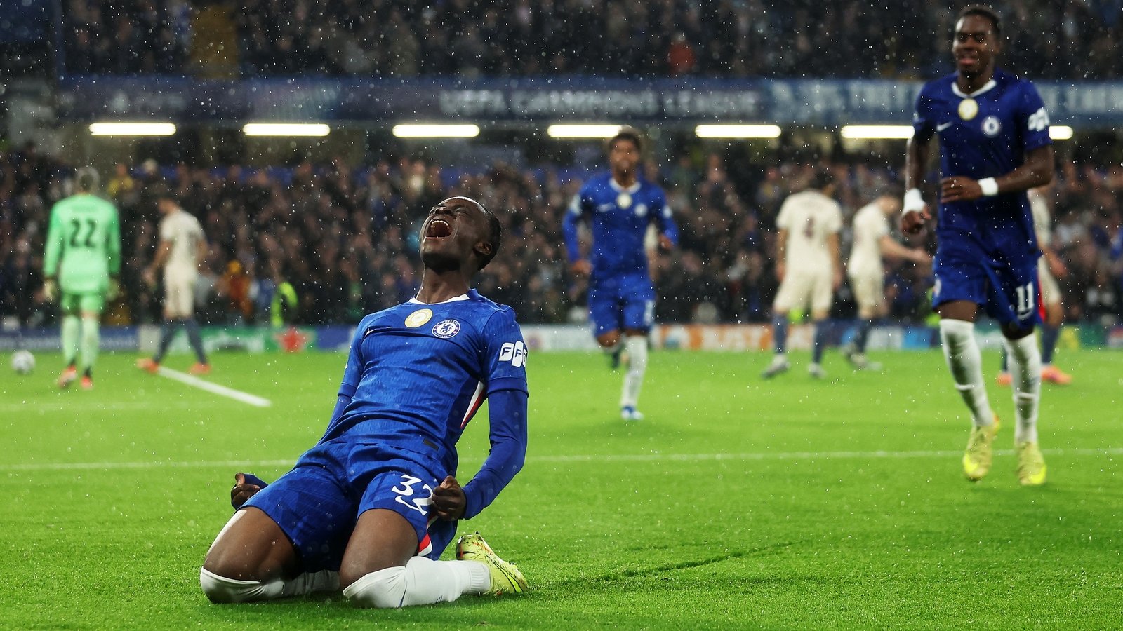 Teenagers impress as Chelsea thrash woeful 10-man Ajax