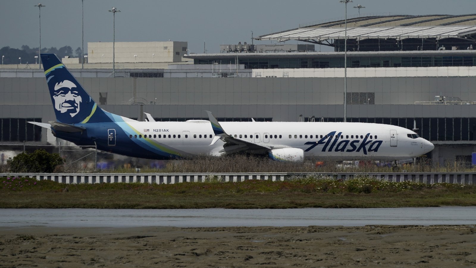 Alaska Airlines resumes flights after IT outage