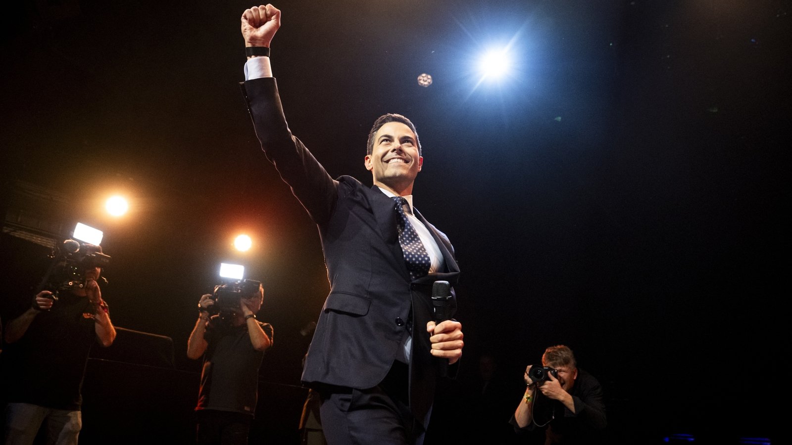 Centrists gain in Dutch election as Wilders loses support