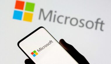 Microsoft From Peak to Pressure: MSFT Stock Threatens Breakdown on Mounting Risks