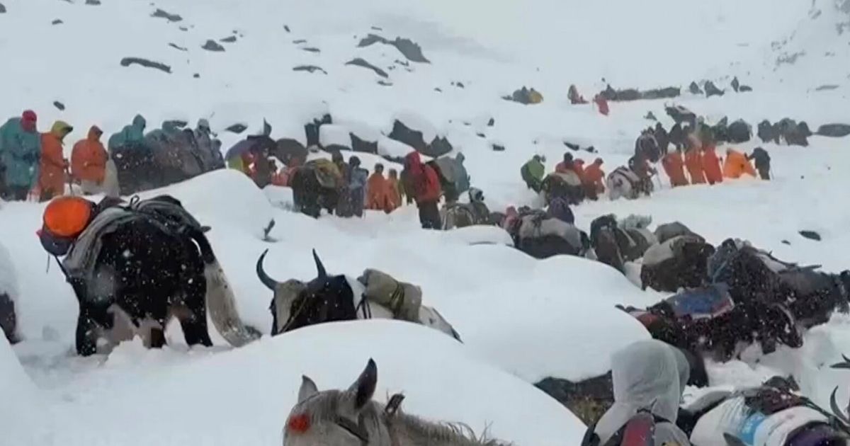 Hundreds of hikers rescued from Mount Everest after severe snowstorm