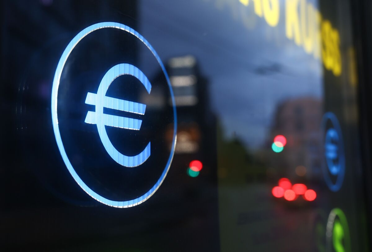 Options Traders are Shifting Against the Euro at a Rare Pace