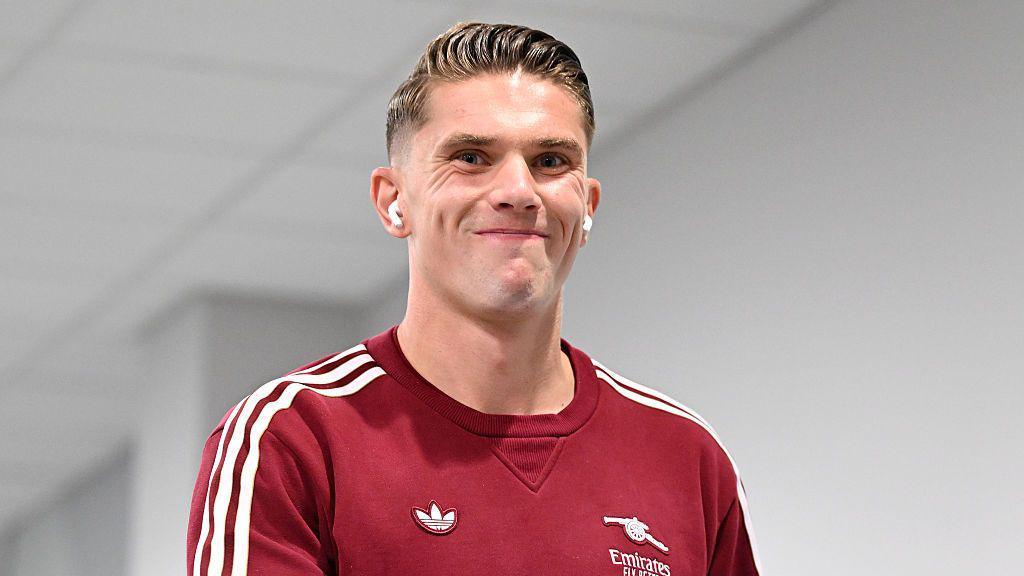 Viktor Gyokeres smiles while wearing earphones