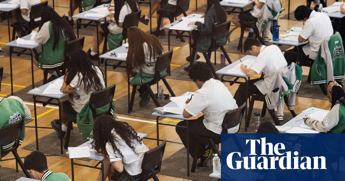 Students grumble over essay prompt and how paper was stapled as English exam kicks off HSC | Australian education