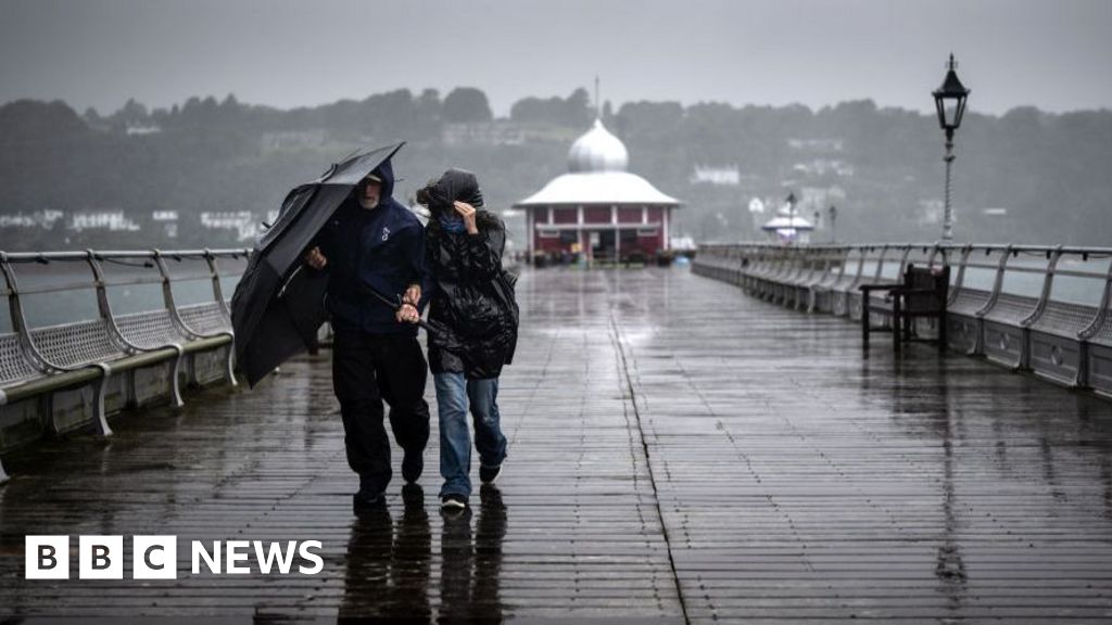 Storm Amy hits UK with heavy rain and strong winds