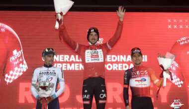 Brandon McNulty on the final podium, with Edoardo Zambanini (Bahrain - Victorious) and Michal Kwiatkowski (Ineos Grenadiers). (Photo: Sprint Cycling/UAE Team Emirates-XRG)